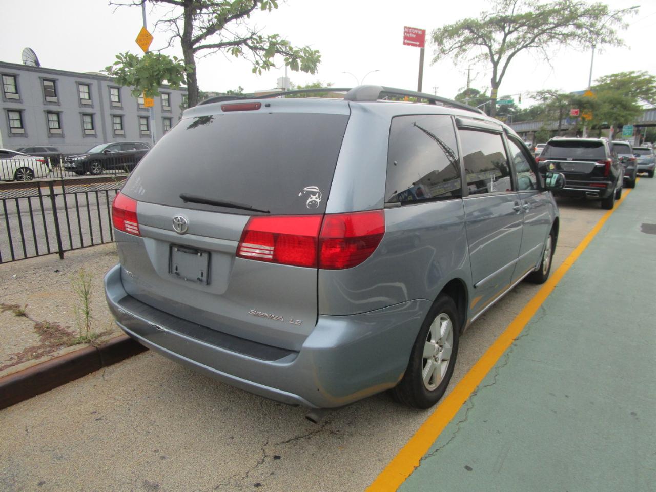 Toyota Sienna LE - 7 Passenger 2004