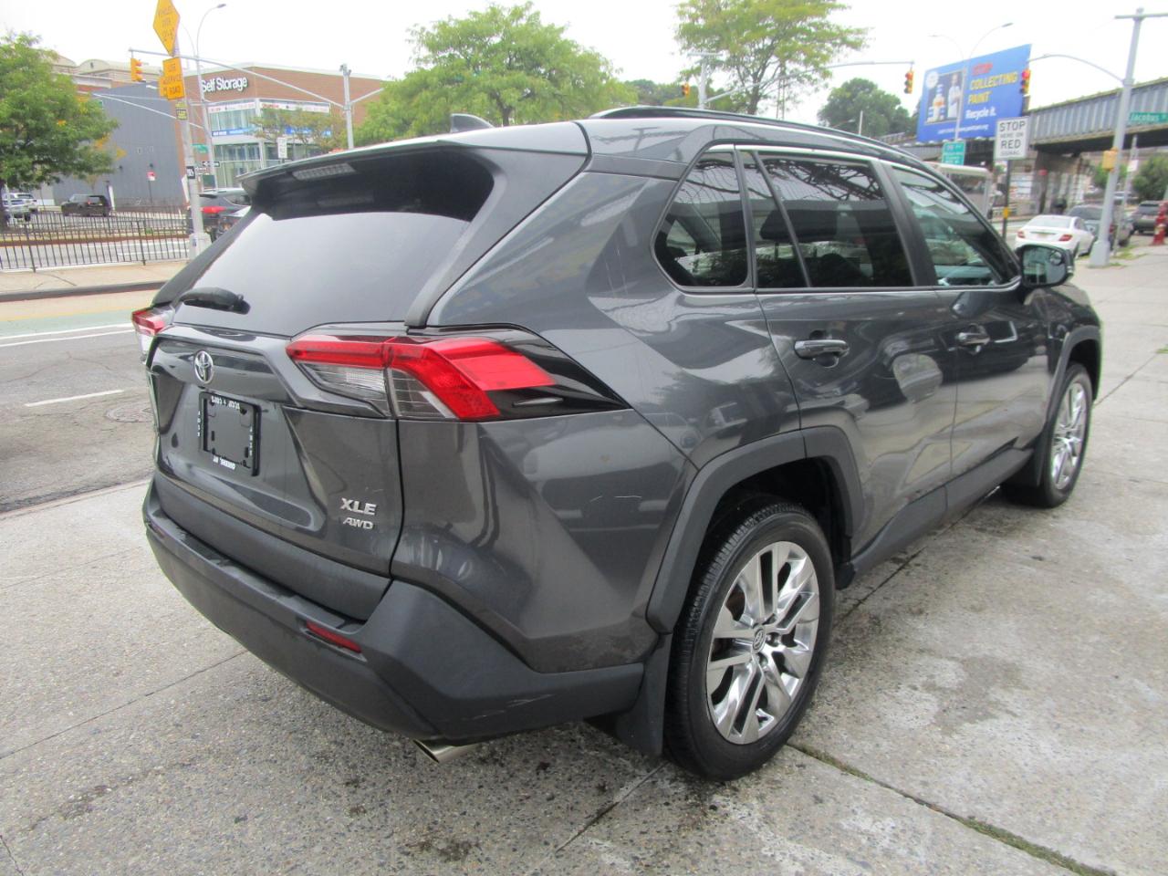 Toyota RAV4 XLE Premium AWD 2021