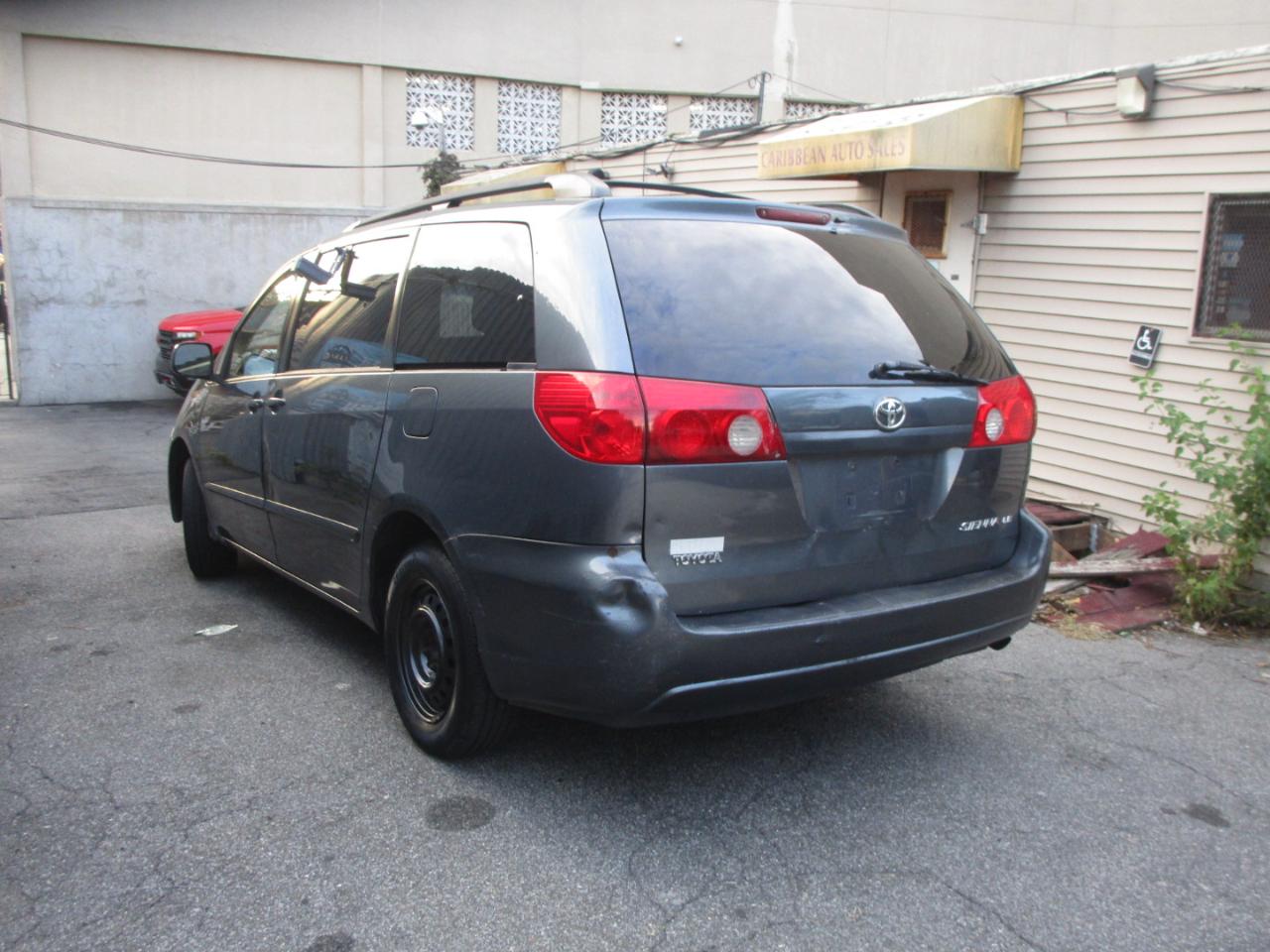 Toyota Sienna LE FWD 7 Passenger 2009