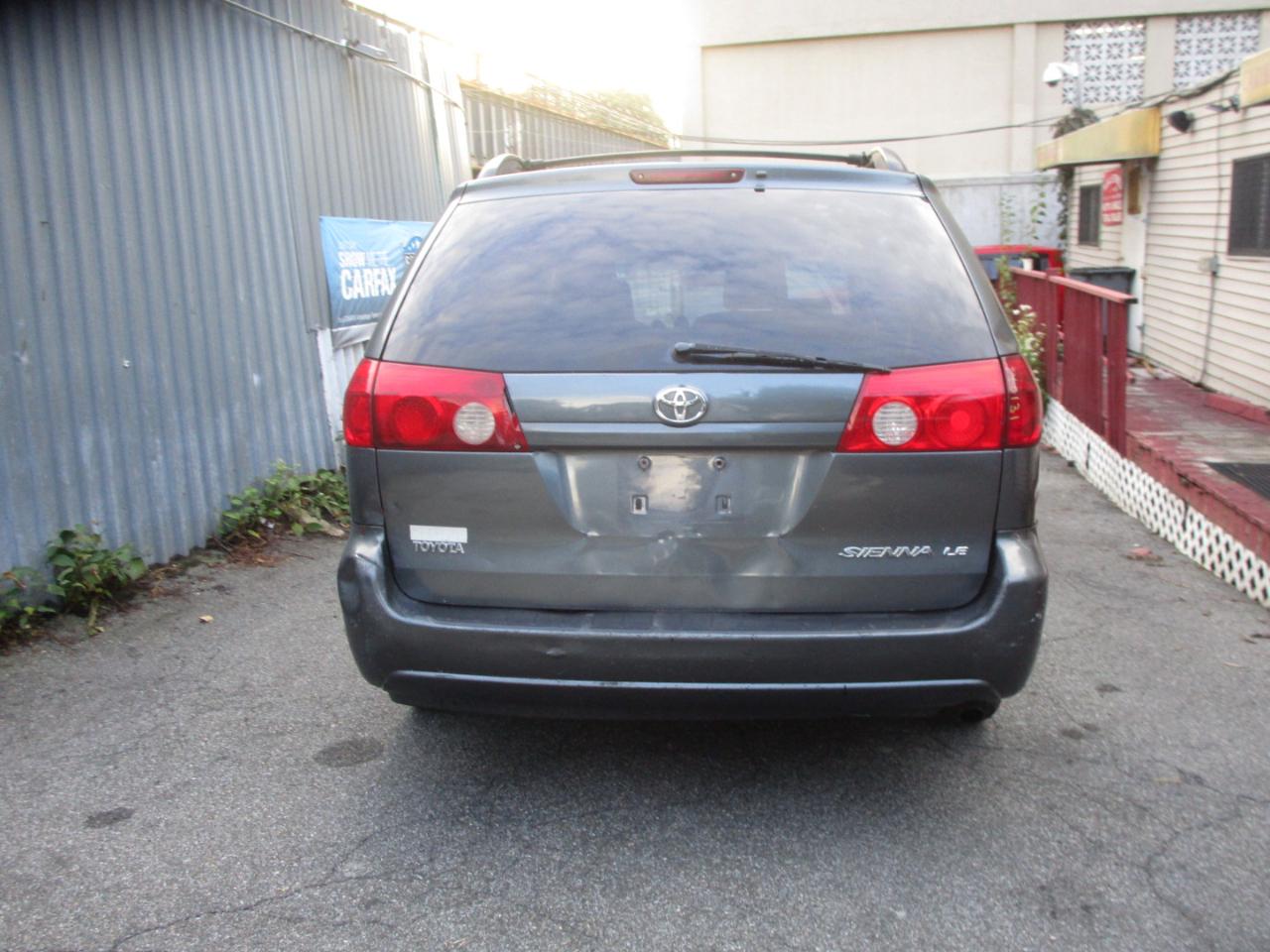 Toyota Sienna LE FWD 7 Passenger 2009