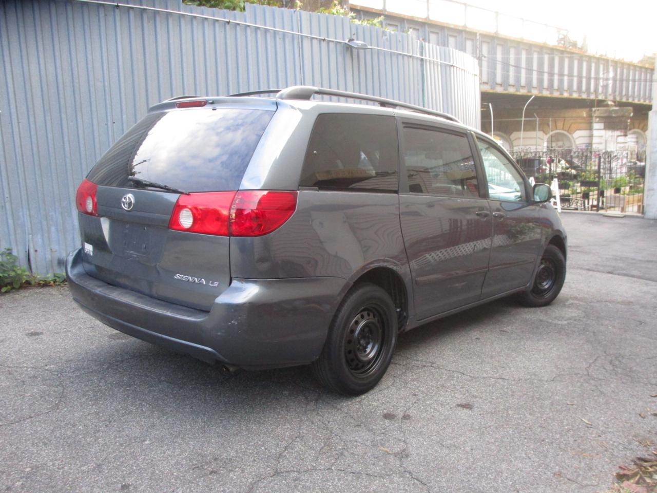 Toyota Sienna LE FWD 7 Passenger 2009