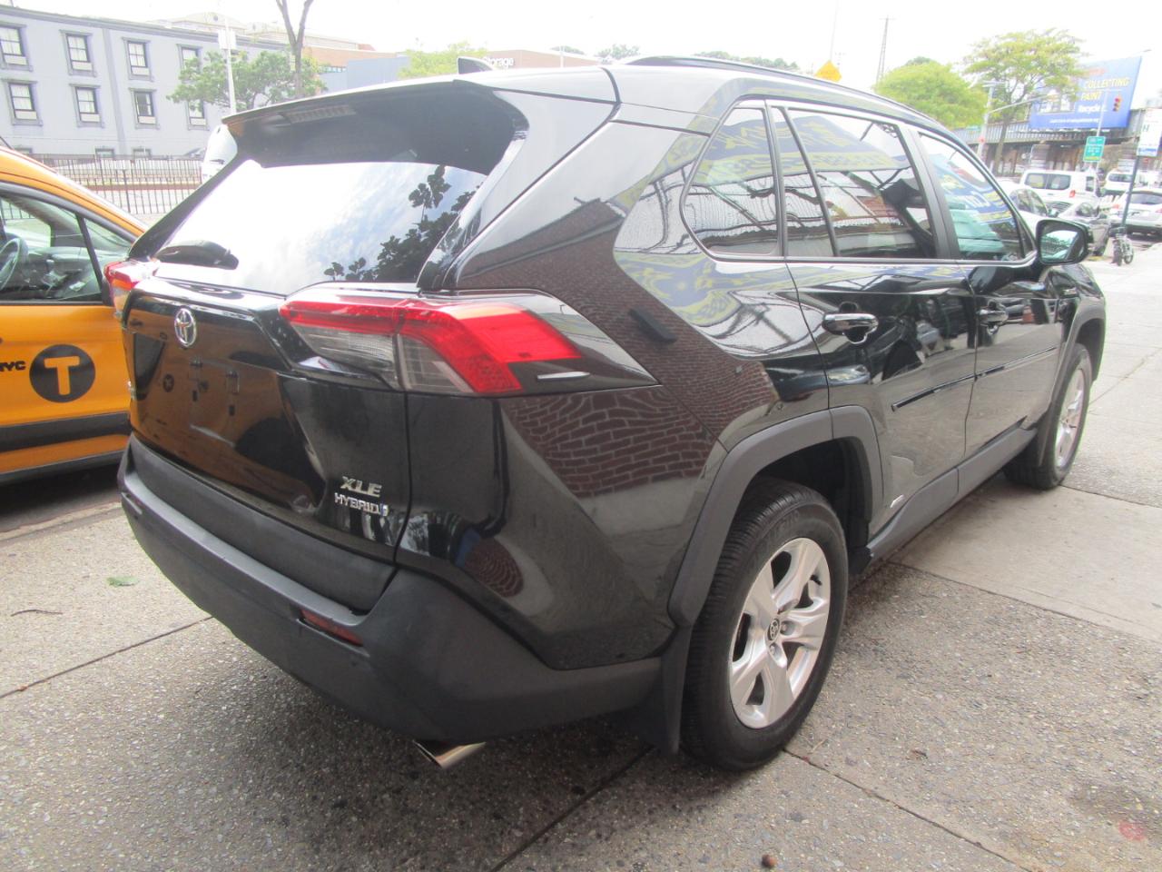 Toyota RAV4 Hybrid XLE 2021