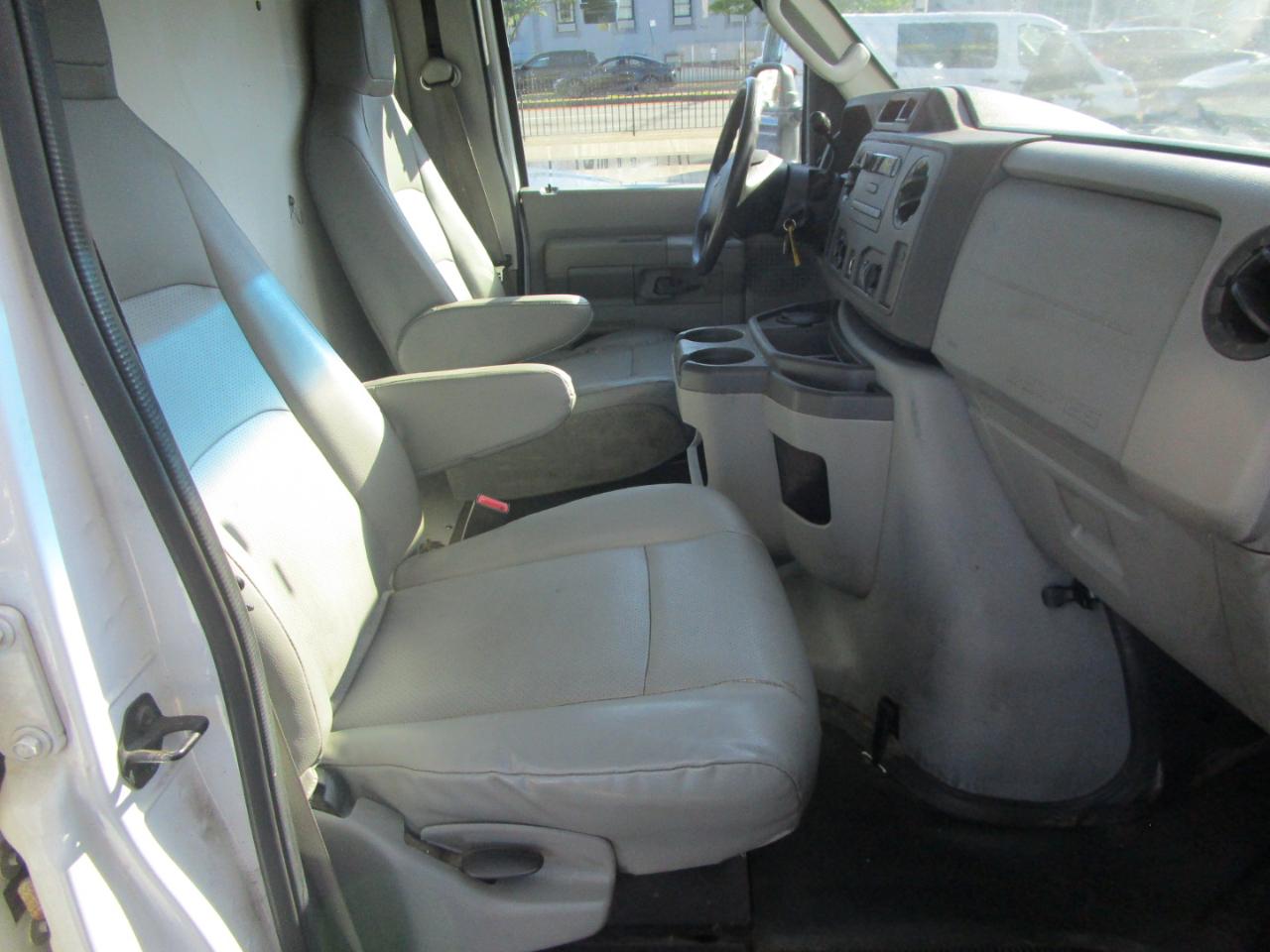 Ford Econoline E-350 Super Duty 2011