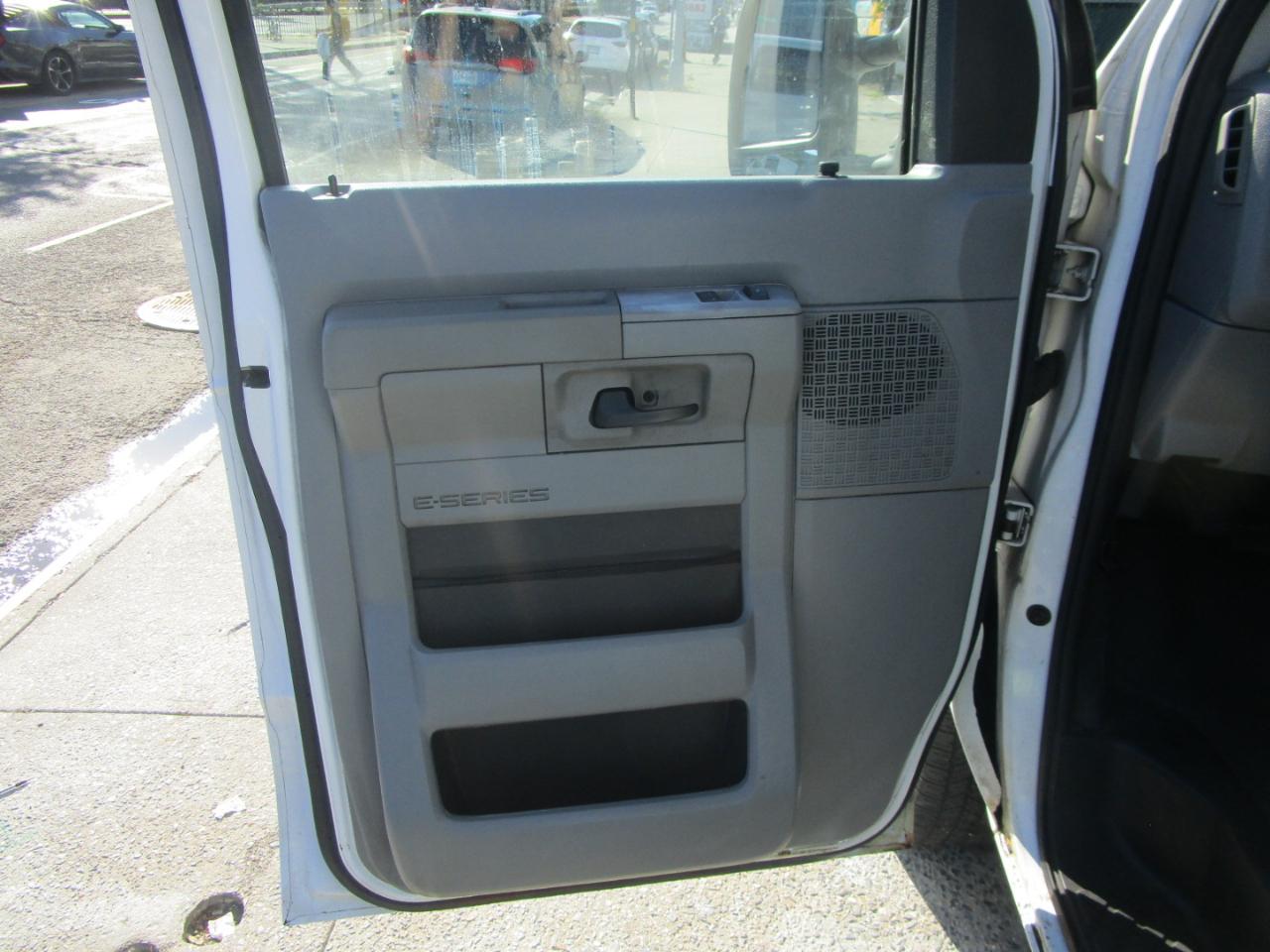 Ford Econoline E-350 Super Duty 2011