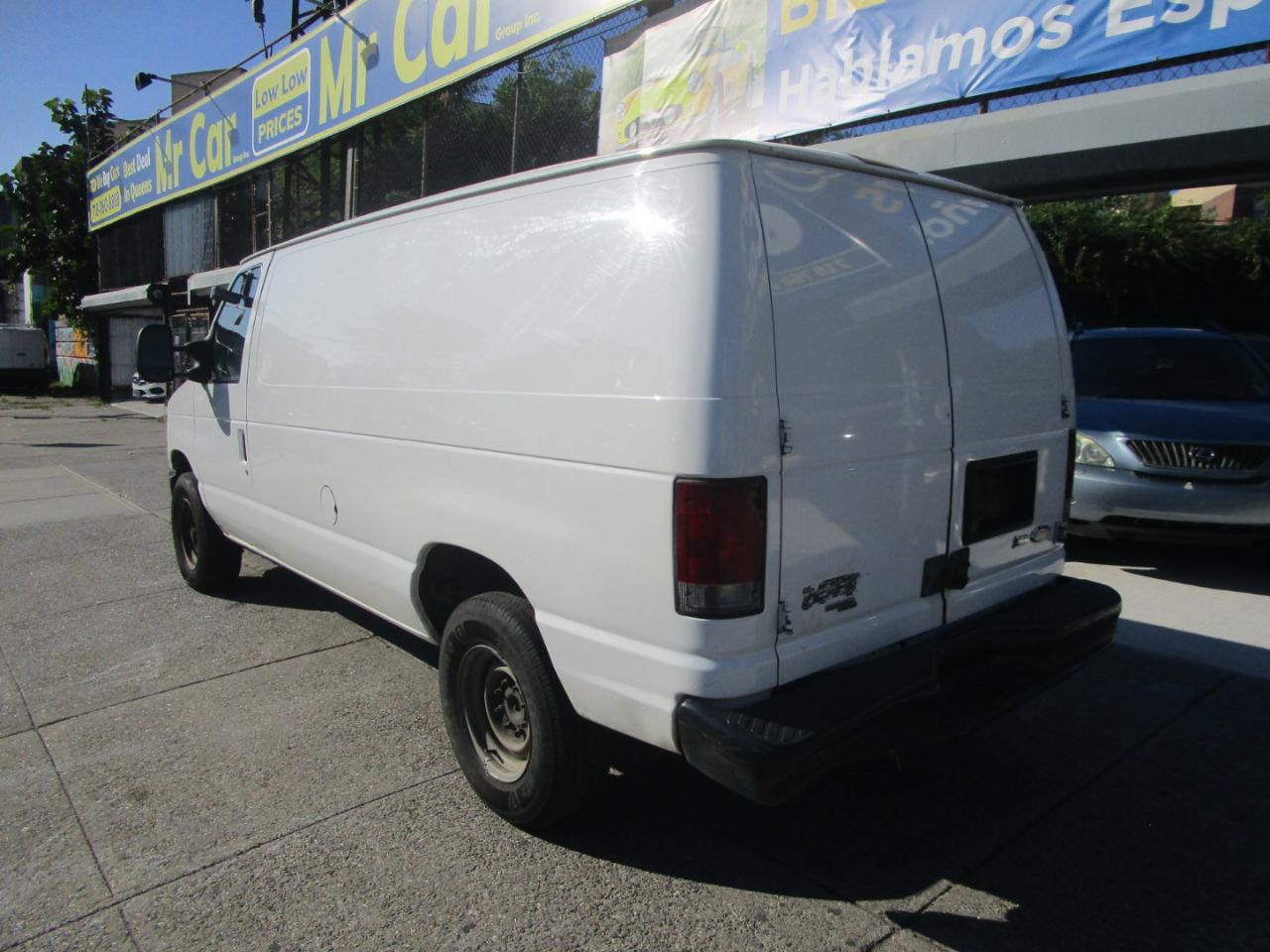 Ford Econoline E-350 Super Duty 2011
