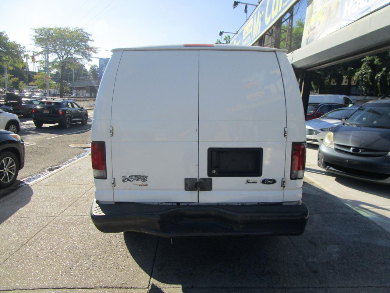 Ford Econoline E-350 Super Duty 2011