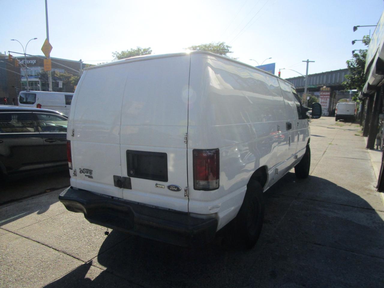 Ford Econoline E-350 Super Duty 2011