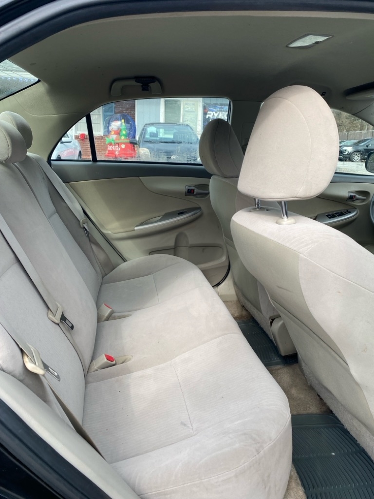 Toyota Corolla Base 5-Speed MT 2010