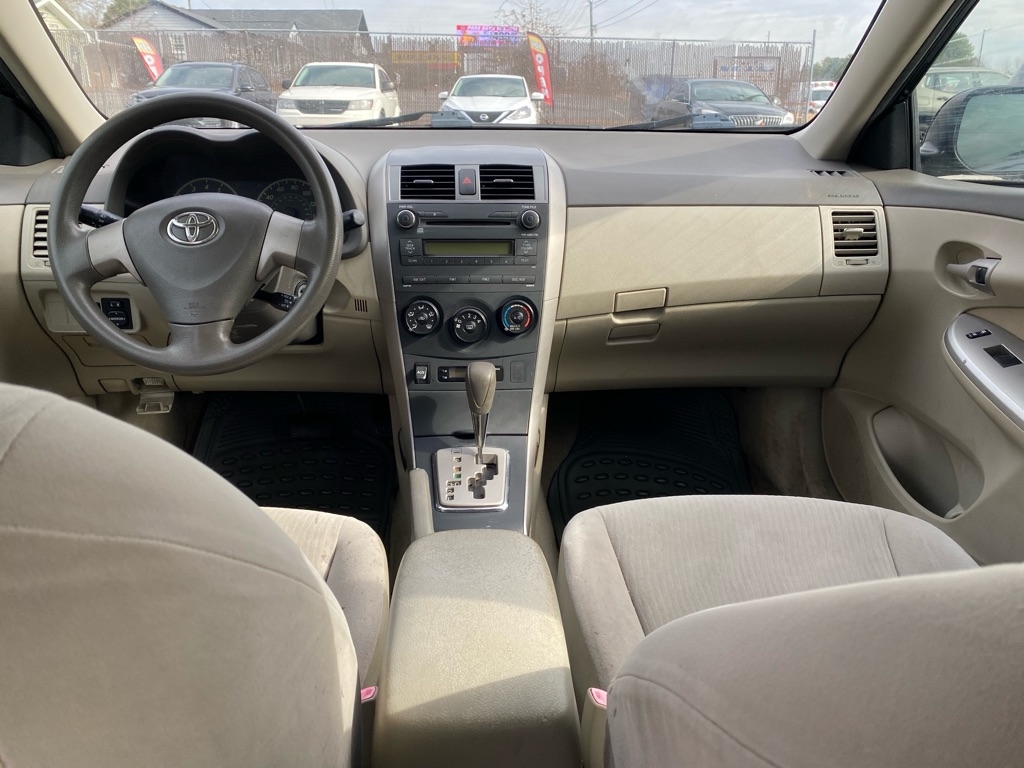 Toyota Corolla Base 5-Speed MT 2010