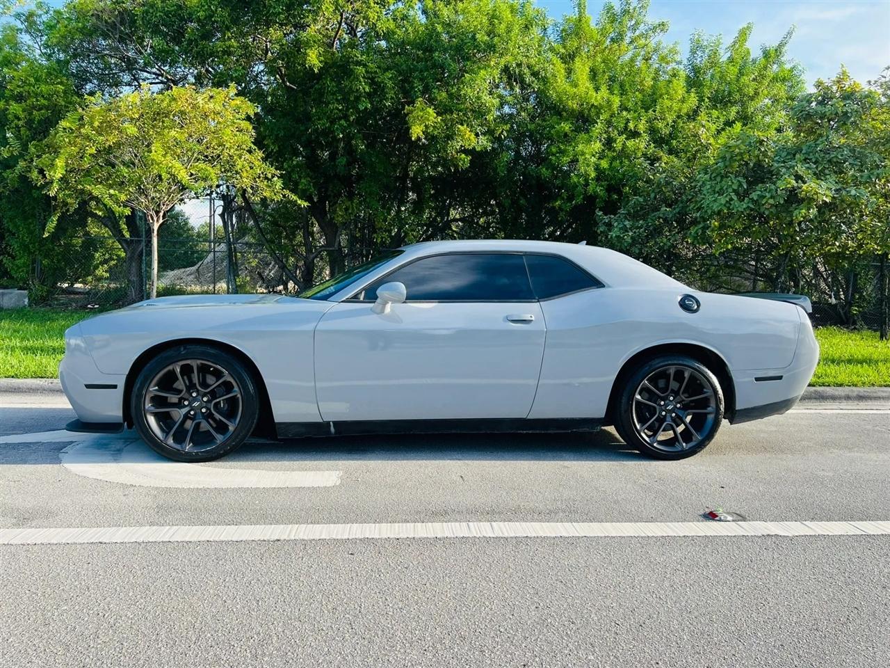 Dodge Challenger photo 2