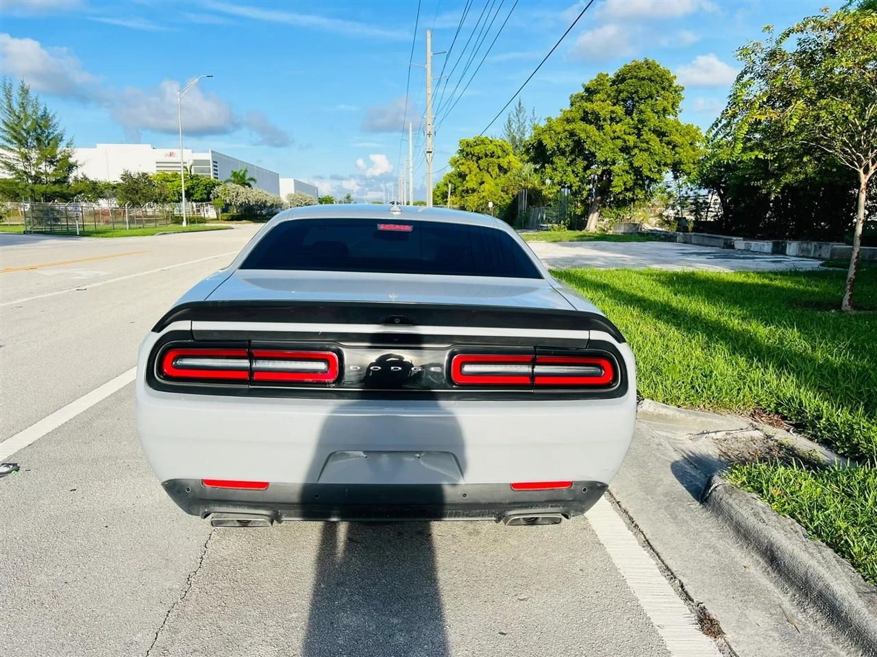 Dodge Challenger photo 4