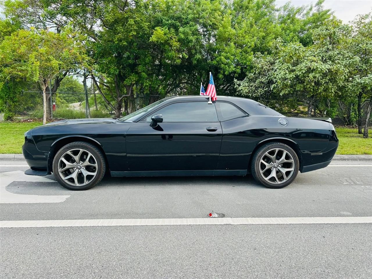 Dodge Challenger photo 2