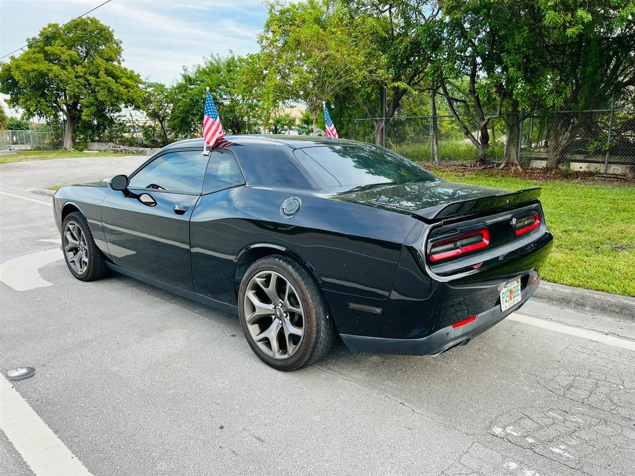 Dodge Challenger photo 3