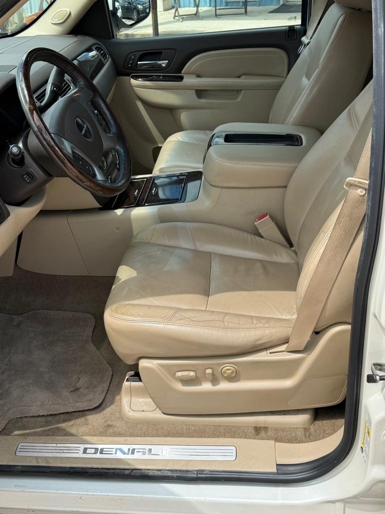 GMC Yukon Denali 4WD 2011