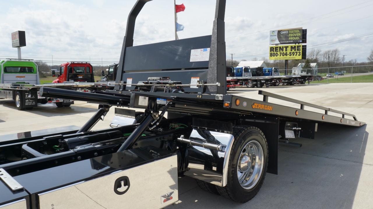 Freightliner M2 106  2026