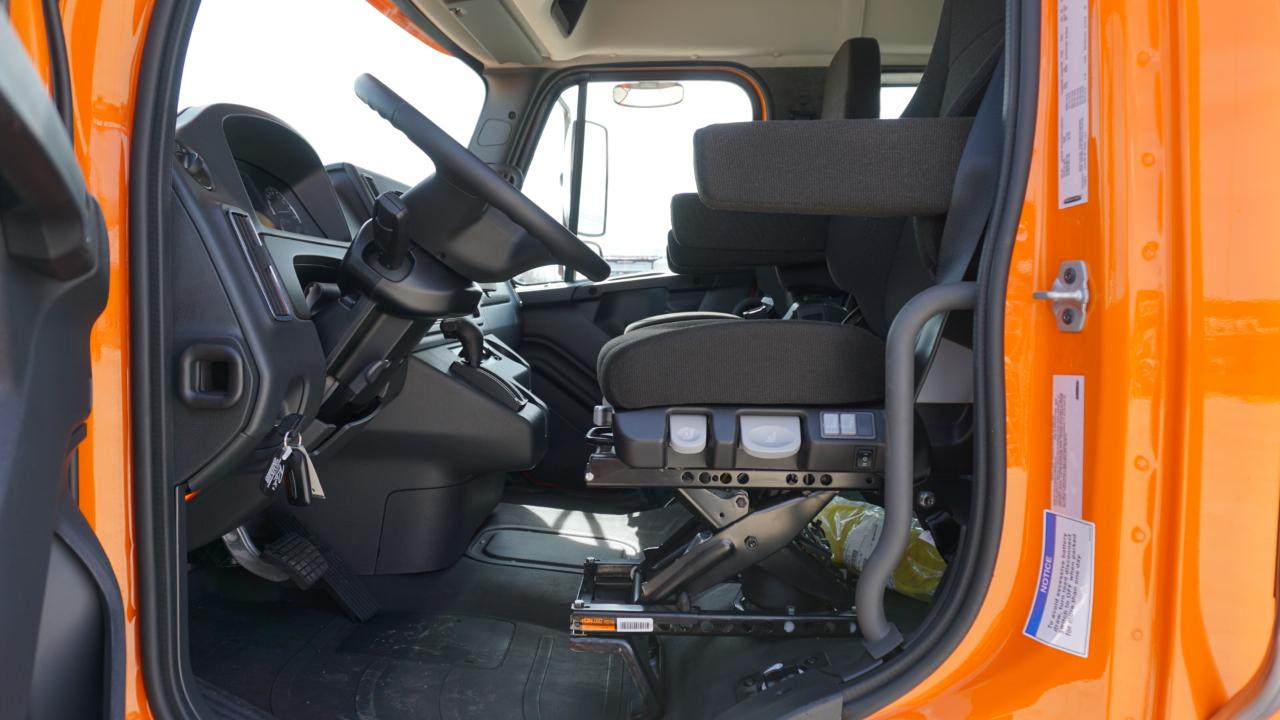 Freightliner M2 106  2026