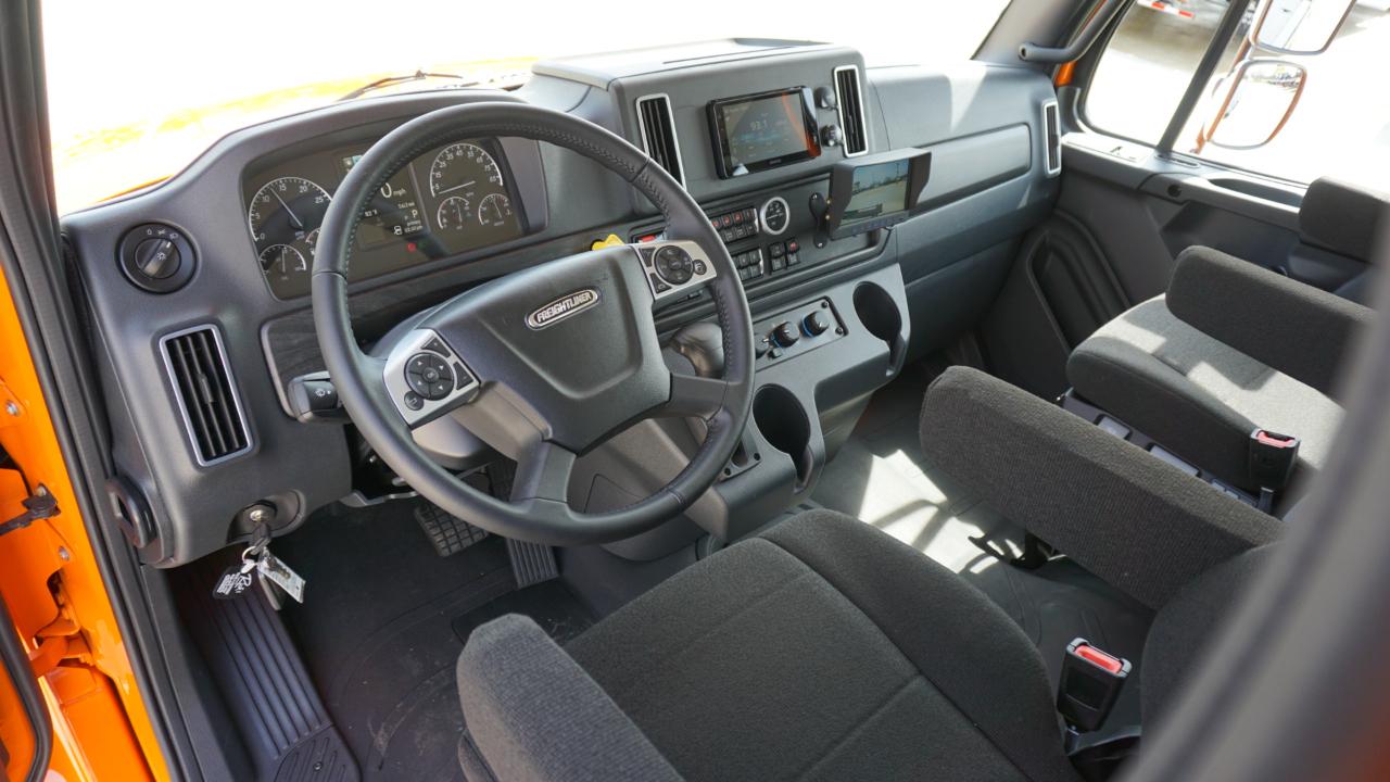 Freightliner M2 106  2026