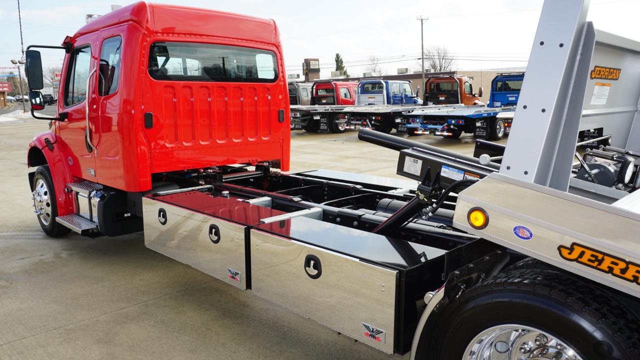 Freightliner M2 106 Plus  2026