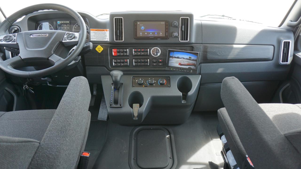 Freightliner M2 106 Plus  2026