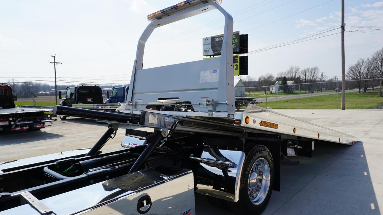 Freightliner M2 106 Plus  2026