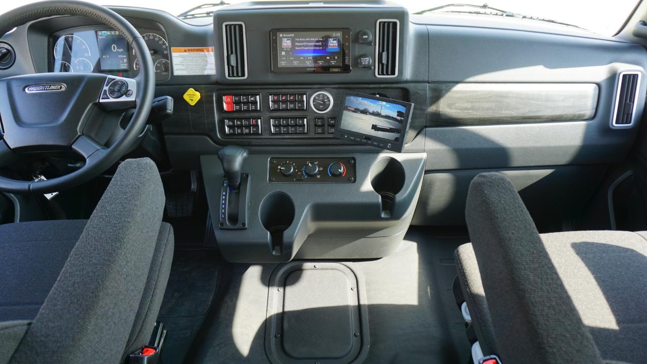 Freightliner M2 106 Plus  2026