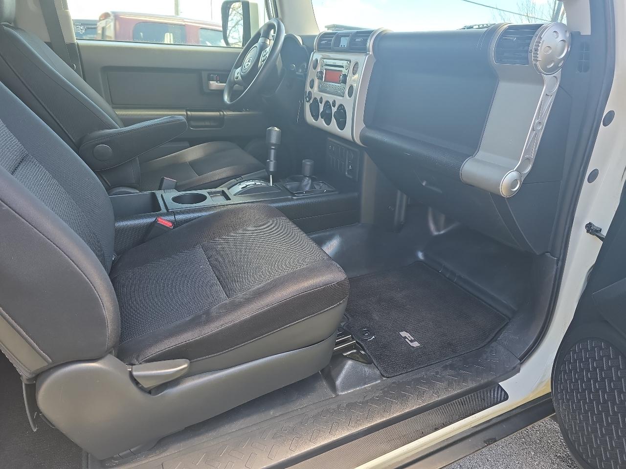 Toyota FJ Cruiser 4WD AT 2012