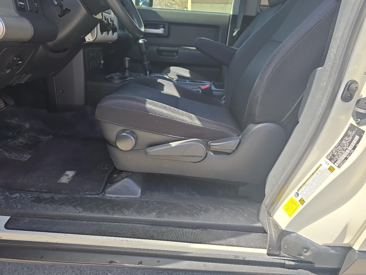 Toyota FJ Cruiser 4WD AT 2012