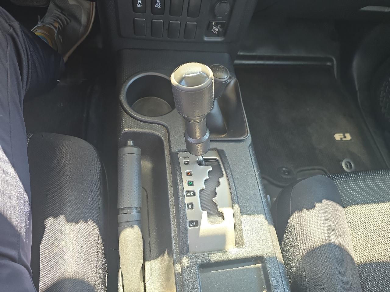 Toyota FJ Cruiser 4WD AT 2012