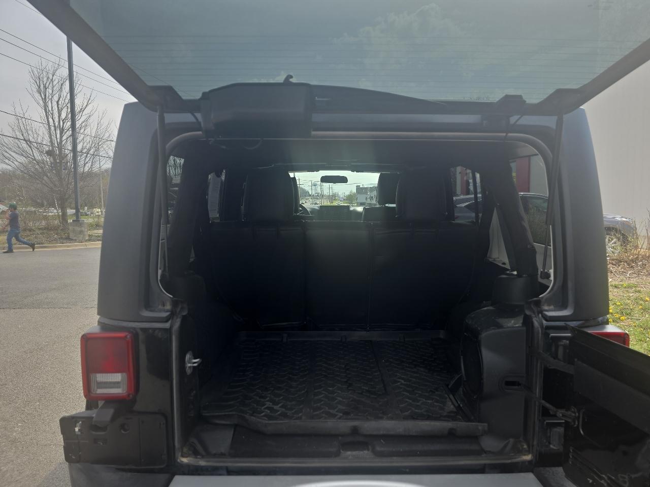 Jeep Wrangler Unlimited Sahara 4WD 2012