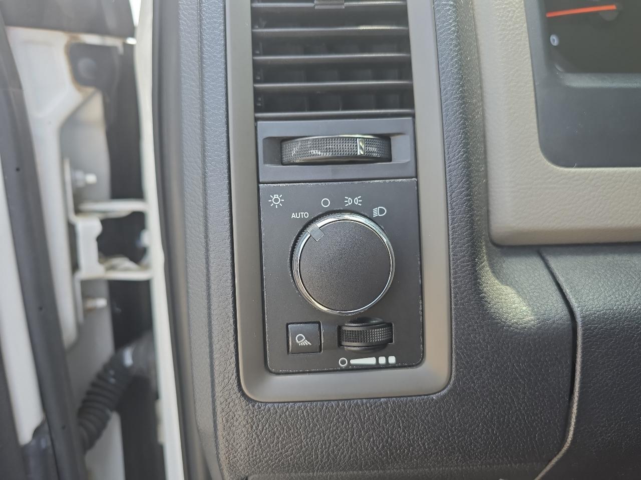 RAM 1500 ST Quad Cab 4WD 2012