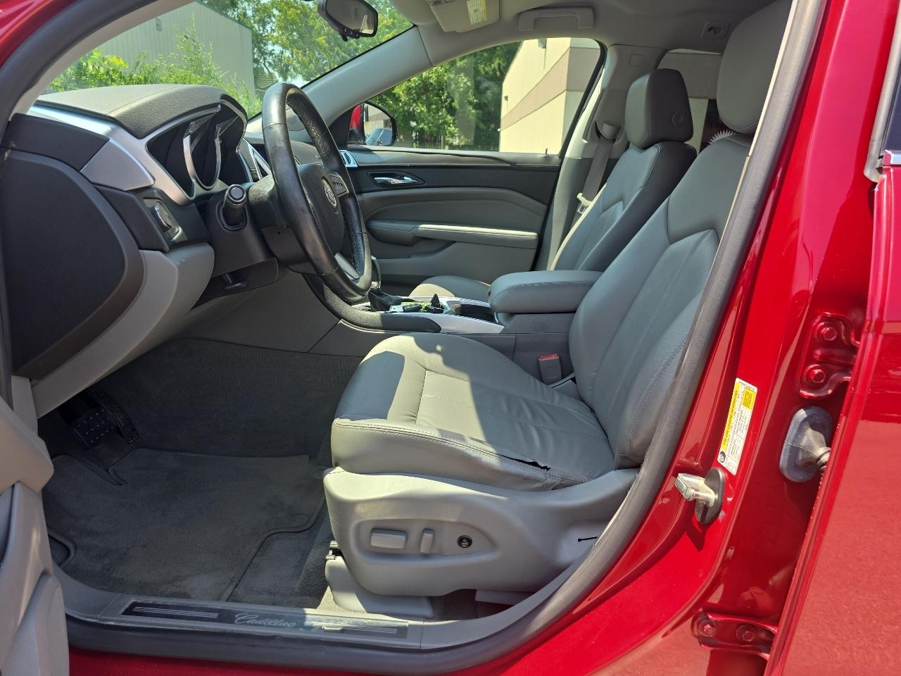 Cadillac SRX Base 2010