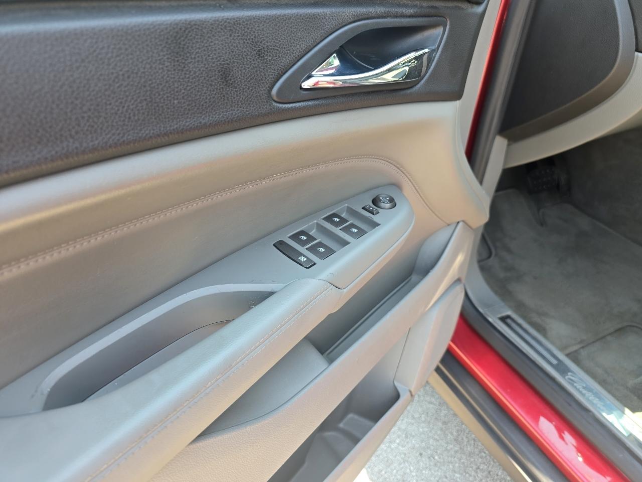 Cadillac SRX Base 2010