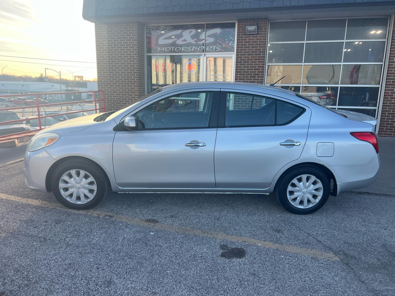 Nissan Versa 4dr Sdn CVT 1.6 SV 2013