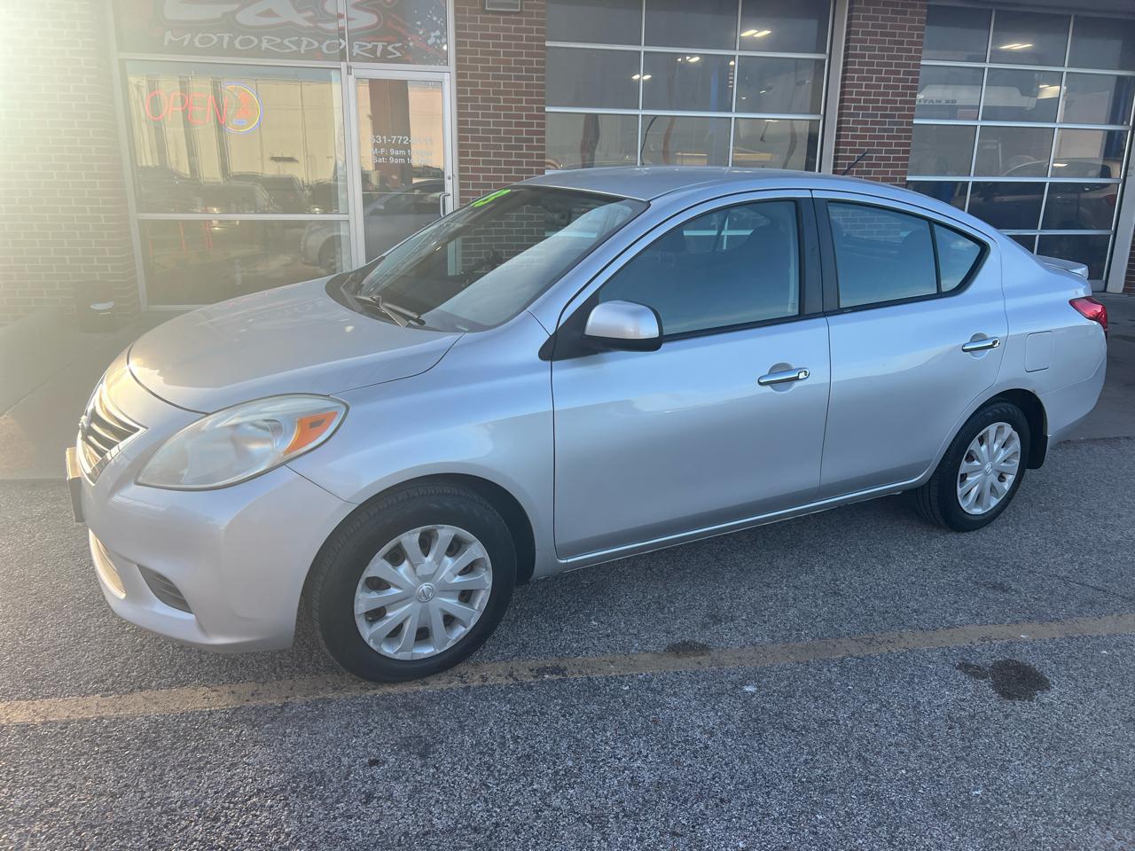 Nissan Versa 4dr Sdn CVT 1.6 SV 2013