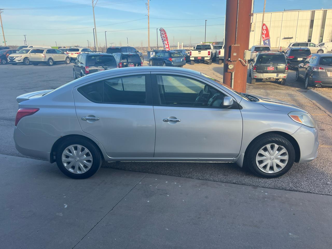Nissan Versa 4dr Sdn CVT 1.6 SV 2013