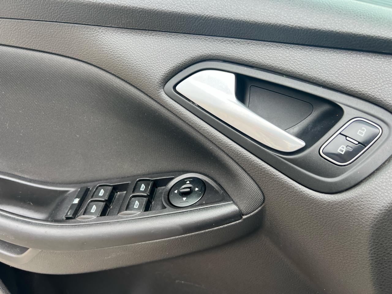 Ford Focus 4dr Sdn SE 2016