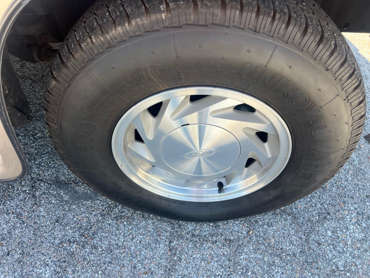 Ford Econoline Cargo Van E-150 2002