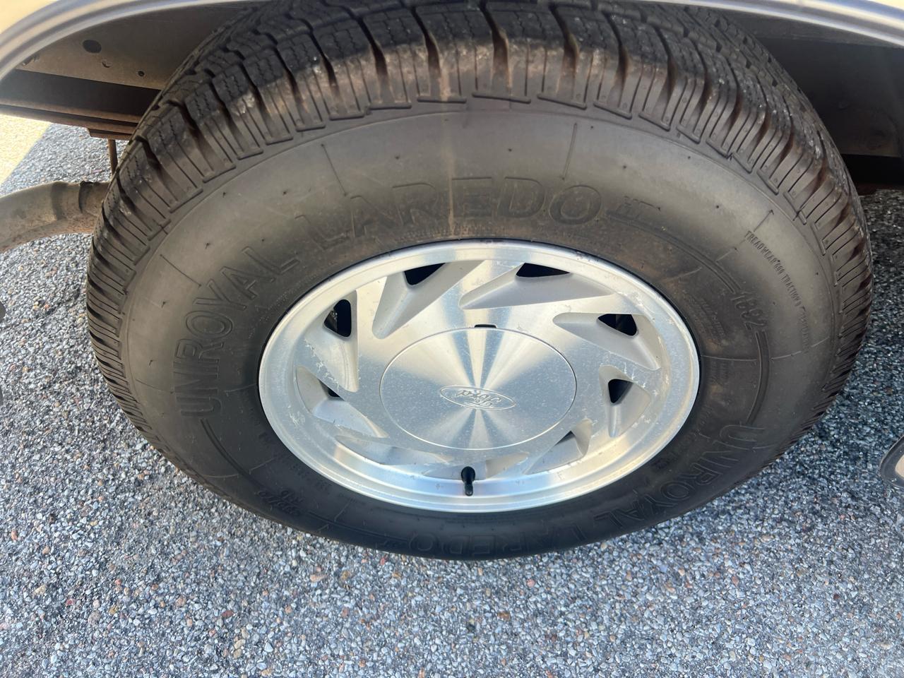 Ford Econoline Cargo Van E-150 2002