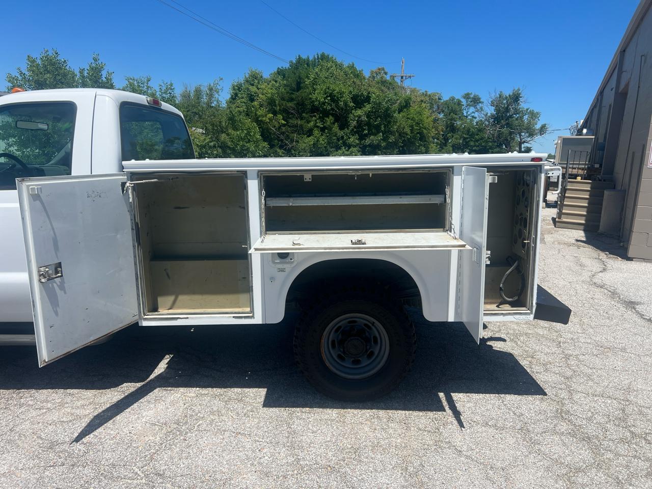 Ford Super Duty F-350 SRW Reg Cab 137" XLT 4WD 2004