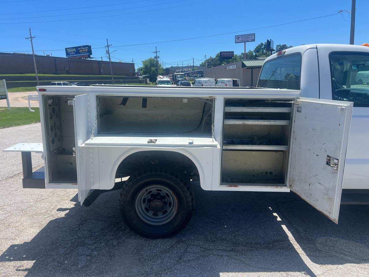Ford Super Duty F-350 SRW Reg Cab 137" XLT 4WD 2004