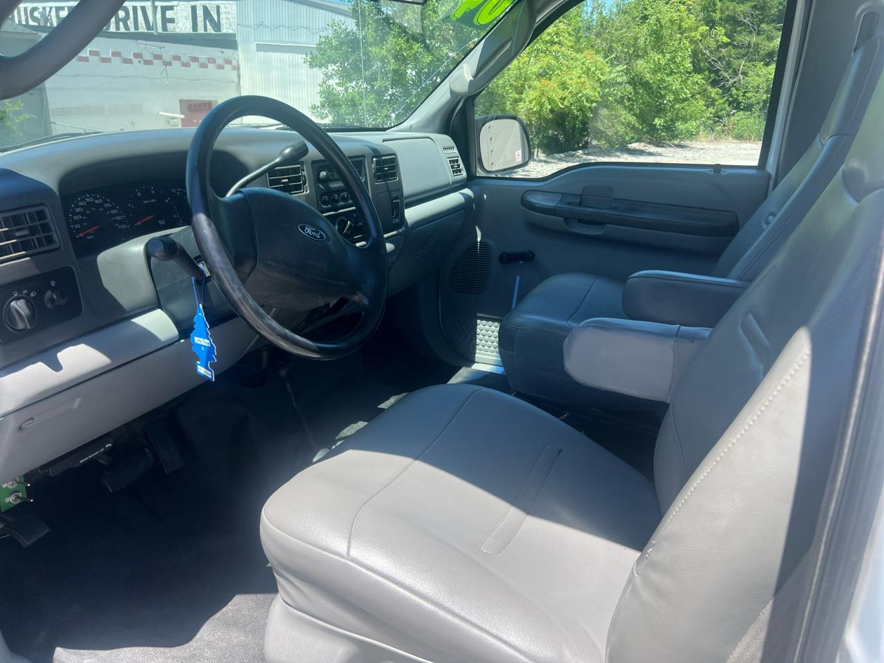 Ford Super Duty F-350 SRW Reg Cab 137" XLT 4WD 2004