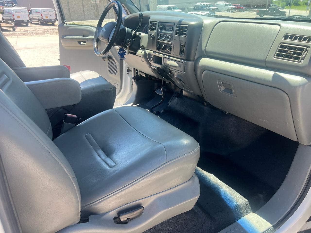 Ford Super Duty F-350 SRW Reg Cab 137" XLT 4WD 2004