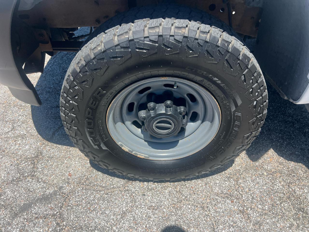 Ford Super Duty F-350 SRW Reg Cab 137" XLT 4WD 2004