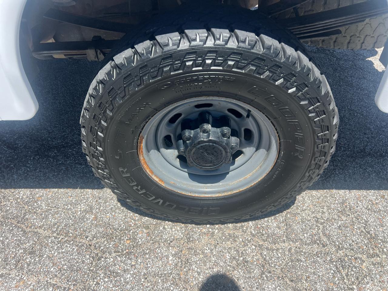 Ford Super Duty F-350 SRW Reg Cab 137" XLT 4WD 2004