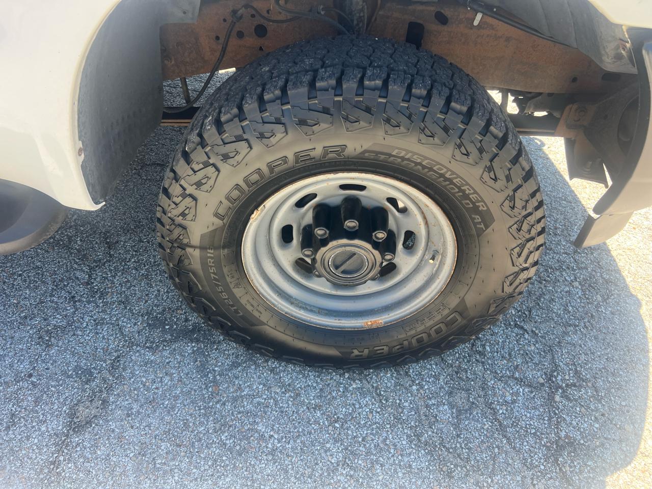 Ford Super Duty F-350 SRW Reg Cab 137" XLT 4WD 2004