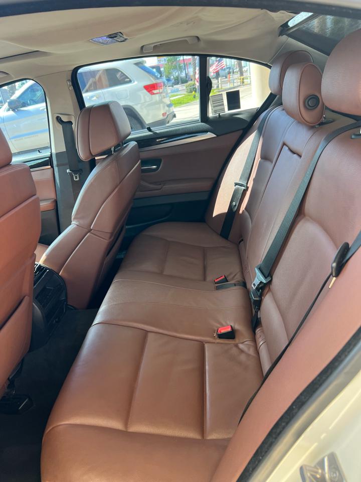 BMW 5-Series 550i 2011