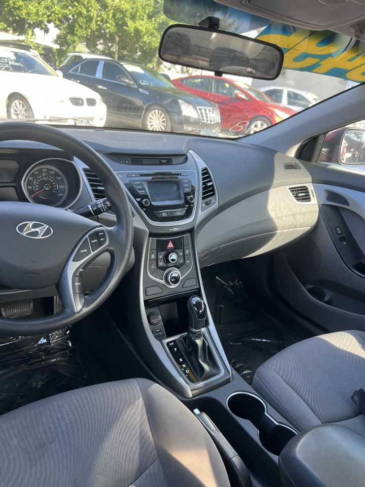 Hyundai Elantra SE 6AT 2016