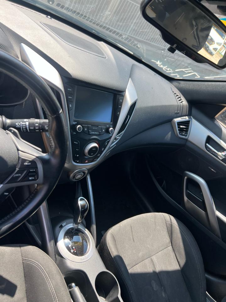 Hyundai Veloster Base 6MT 2017