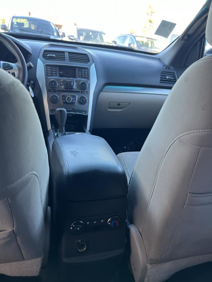 Ford Explorer Base FWD 2012