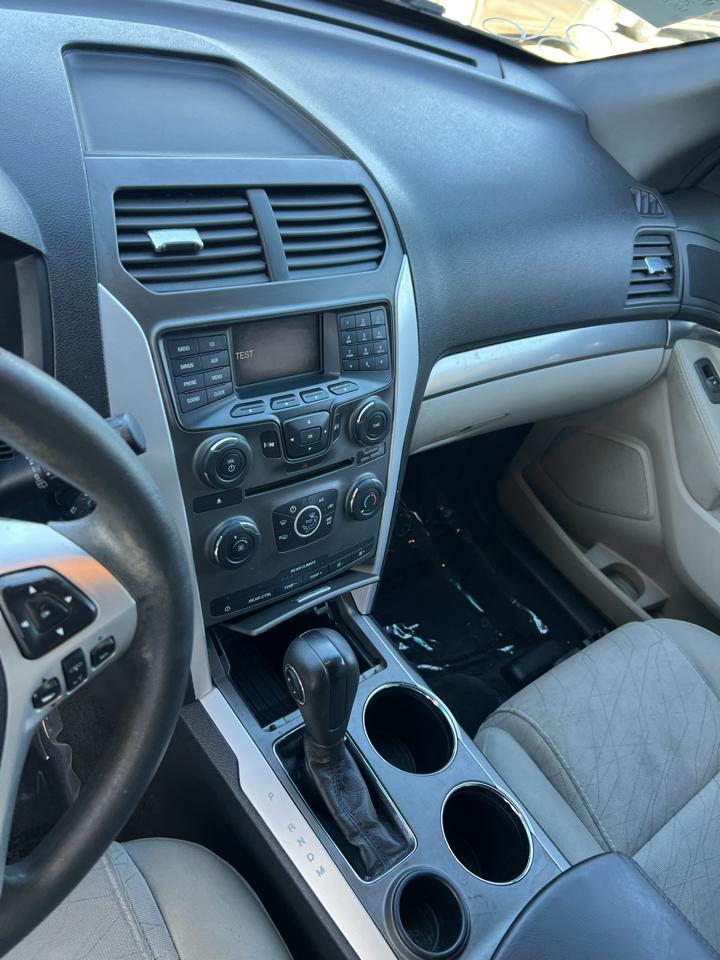 Ford Explorer Base FWD 2012